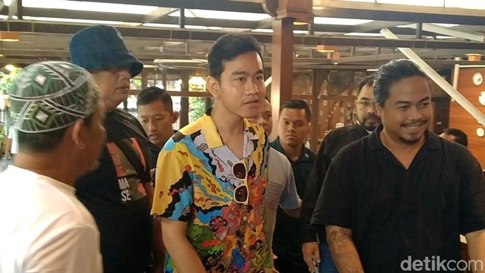 Cawapres nomor urut 2, Gibran Rakabuming Raka saat mengunjungi perajin batik di Kota Pekalongan, Senin (29/1/2024).