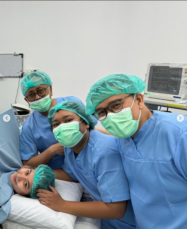 Sebagai suami siaga, Marshel tampak terus menemani sang istri hingga proses persalinan. Kini keduanya sudah resmi menjadi orangtua bagi 2 anak. Foto: Instagram/@marshel_widianto