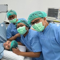 Sebagai suami siaga, Marshel tampak terus menemani sang istri hingga proses persalinan. Kini keduanya sudah resmi menjadi orangtua bagi 2 anak. Foto: Instagram/@marshel_widianto