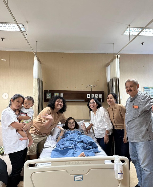 Keluarga dan kerabat juga tampak hadir memberikan dukungan bagi Cesen yang melahirkan anak keduanya. Raut wajah bahagia pun tampak jelas di wajah Cesen dan Marshel. Foto: Instagram/@marshel_widianto
