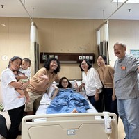 Keluarga dan kerabat juga tampak hadir memberikan dukungan bagi Cesen yang melahirkan anak keduanya. Raut wajah bahagia pun tampak jelas di wajah Cesen dan Marshel. Foto: Instagram/@marshel_widianto