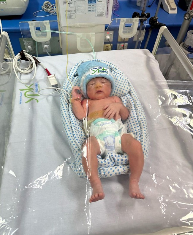 Sebelumnya Marshel dan Cesen diketahui sudah dikaruniai anak pertama yang juga berjenis kelamin laki-laki pada Maret 2023. Unggahan Marshel itu pun langsung banjir ucapan selamat dari para netizen. Foto: Instagram/@marshel_widianto