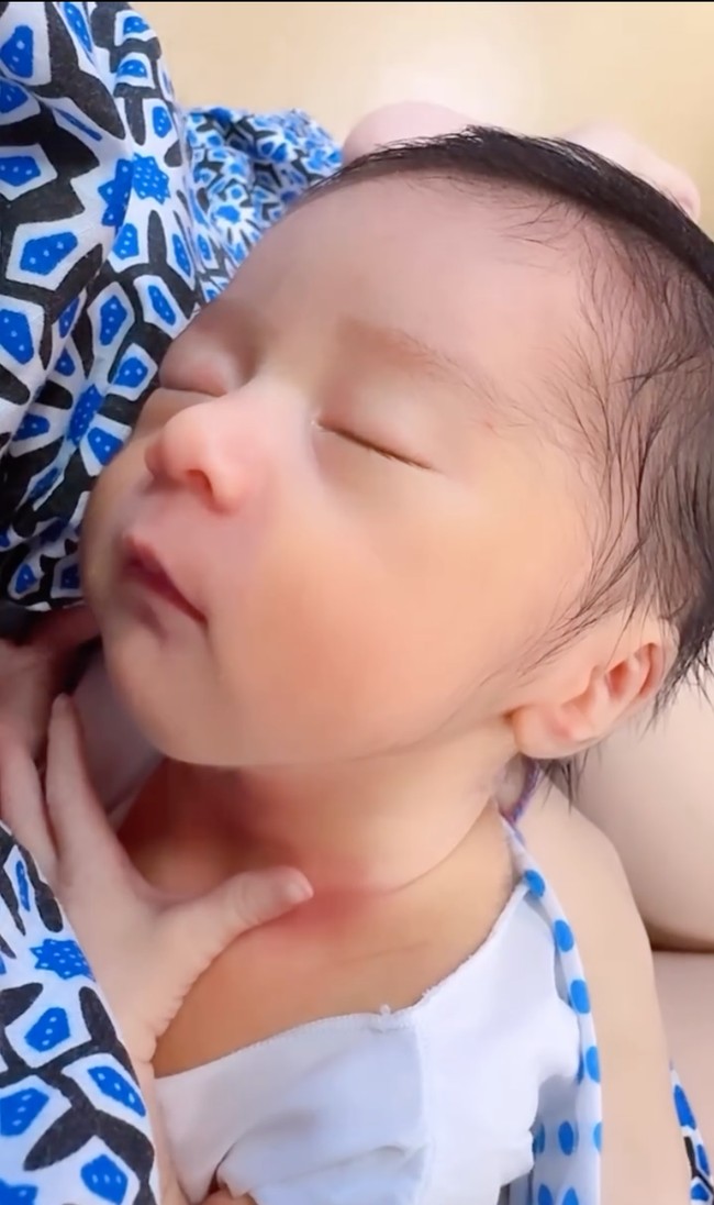 Tak sedikit yang juga dibuat salfok melihat paras tampan anak kedua Cesen dan Marshel. Memiliki hidung mancung, banyak netizen memuji paras sang bayi yang dinilai tampan. Foto: Instagram/@marshel_widianto