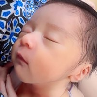 Tak sedikit yang juga dibuat salfok melihat paras tampan anak kedua Cesen dan Marshel. Memiliki hidung mancung, banyak netizen memuji paras sang bayi yang dinilai tampan. Foto: Instagram/@marshel_widianto