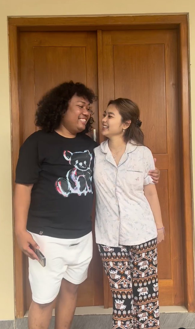 Setelah melahirkan Cesen tampaknya juga sudah kembali aktif menjalani kegiatannya sehari-hari. Bersama sang suami, Cesen terlihat sudah kembali membuat video untuk konten. Foto: Instagram/@marshel_widianto