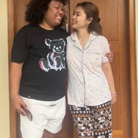 Setelah melahirkan Cesen tampaknya juga sudah kembali aktif menjalani kegiatannya sehari-hari. Bersama sang suami, Cesen terlihat sudah kembali membuat video untuk konten. Foto: Instagram/@marshel_widianto