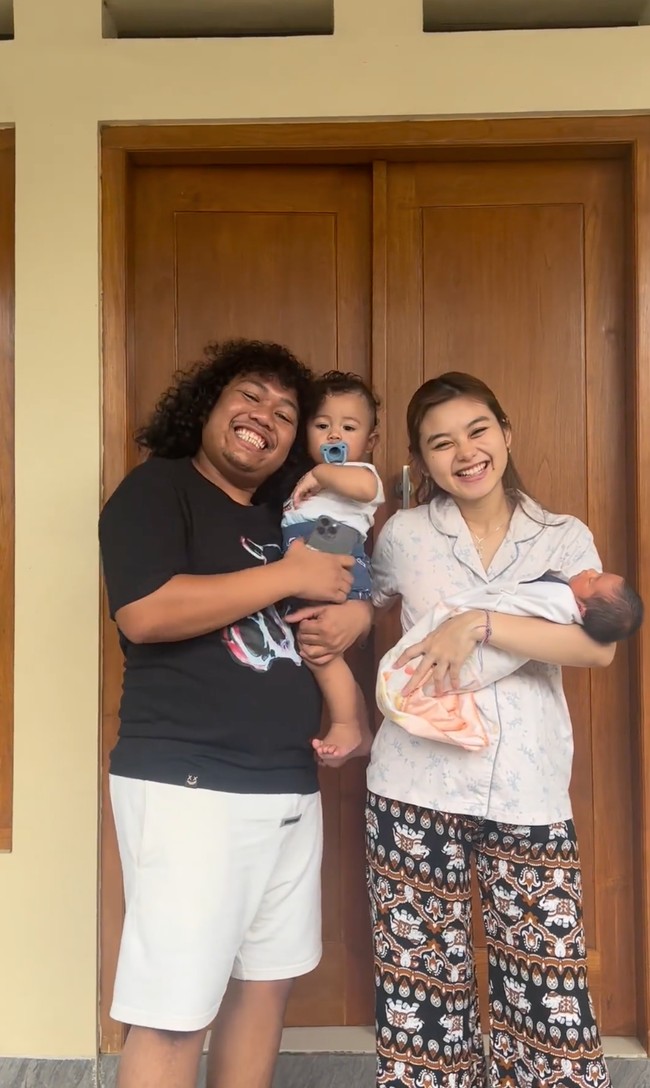 Tak hanya berdua, Cesen dan Marshel juga mengajak serta kedua anak mereka. Dengan kelahiran anak kedua, kini keluarga Marshel resmi bertambah menjadi 4 orang. Foto: Instagram/@marshel_widianto