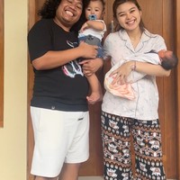 Tak hanya berdua, Cesen dan Marshel juga mengajak serta kedua anak mereka. Dengan kelahiran anak kedua, kini keluarga Marshel resmi bertambah menjadi 4 orang. Foto: Instagram/@marshel_widianto