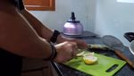 Rendy Kjaernett Masak Untuk Istrinya, Begini Aksinya Saat di Dapur