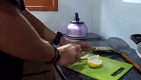 Rendy Kjaernett ingin menyajikan makanan yang rasanya seimbang. Guna memberikan sentuhan asam yang segar, ia menambahkan perasan jeruk lemon. Foto: YouTube/rendyandladychannel
