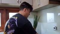Demi memberikan warna pada makanannya Rendy menambahkan daun bawang. Irisan daun bawang yang hijau terlihat dominan di antara cabai yang dihaluskan. Foto: YouTube/rendyandladychannel