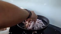 Pada kompor sebelahnya Rendy merebus ceker ayam yang sudah bersih. Air yang mendidih disiapkan untuk memasak ceker hingga empuk. Foto: YouTube/rendyandladychannel