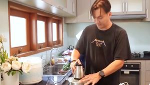 Rendy Kjaernett Masak Untuk Istrinya, Begini Aksinya Saat di Dapur