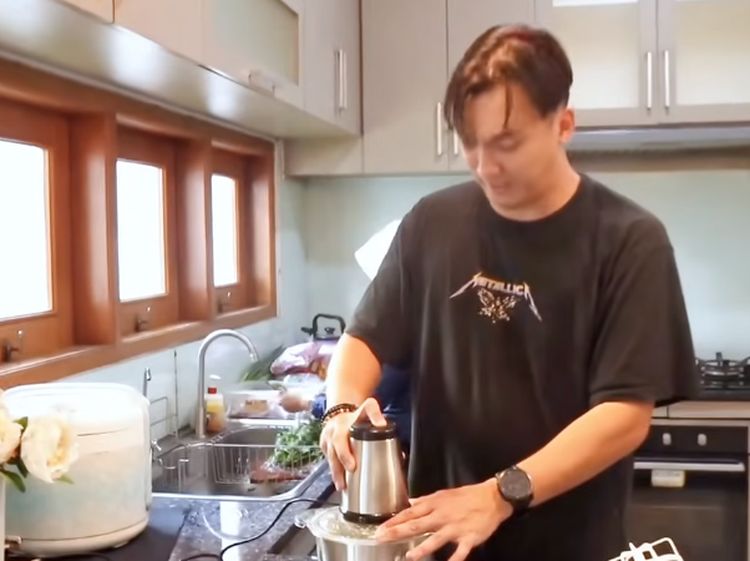 Rendy Kjaernett Masak Untuk Istrinya, Begini Aksinya Saat di Dapur