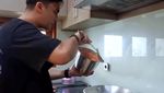 Rendy Kjaernett Masak Untuk Istrinya, Begini Aksinya Saat di Dapur