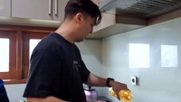 Sementara asisten rumah tangganya membantu menghaluskan bumbu, ia memanaskan minyak. Secukupnya minyak goreng dituang ke dalam wajan. Foto: YouTube/rendyandladychannel