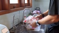Pertama-tama ia menyiapkan ceker ayam yang sudah dipotong. Rupanya menu masakan Rendy tersebut adalah ceker pedas. Foto: YouTube/rendyandladychannel