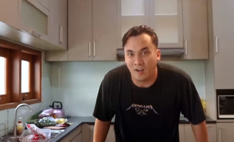 Rendy Kjaernett Masak Untuk Istrinya, Begini Aksinya Saat di Dapur