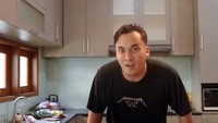 Rendy Kjaernett muncul dalam vlog yang diunggah pada akun channel YouTube milik dirinya dan sang istri. Kali ini Rendy akan memasak spesial untuk Lady Nayoan. Foto: YouTube/rendyandladychannel