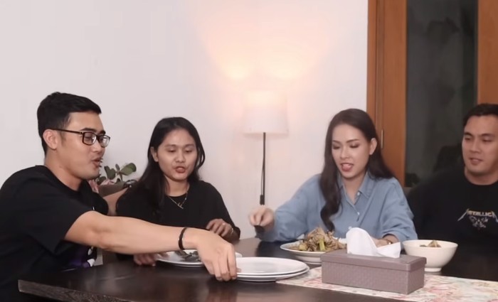 Rendy Kjaernett Masak Untuk Istrinya, Begini Aksinya Saat di Dapur