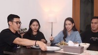 Tidak lama kemudian ceker pedas buatan Rendy siap disajikan. Masakannya kemudian dibawa ke atas meja untuk dimakan bersama-sama. Foto: YouTube/rendyandladychannel