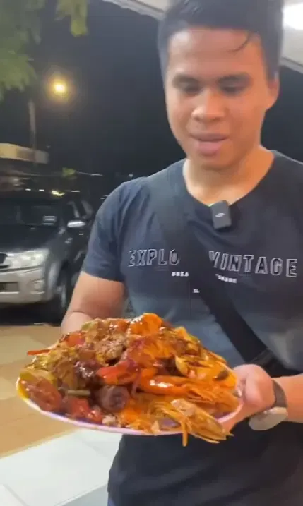 Untuk memecahkan rekor, pembeli ini rela membayar Rp 860 ribu untuk seporsi Nasi Kandar.