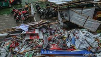 Ribuan Alat Peraga Kampanye (APK) ditumpuk di Kantor Kelurahan Kramat Jati, Jakarta Timur, Senin (29/1/2024).