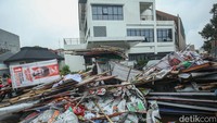 Baliho hingga bendera dari berbagai macam Partai Politik (Parpol) yang ditindak oleh petugas dikumpulkan di sini.