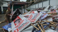 Puluhan Satpol PP dibantu PPSU menurunkan baliho hingga bendera yang dipasang tidak pada tempatnya.