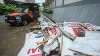 Petugas juga membawa kendaraan mobil untuk mengangkut baliho besar.