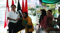 Yusril Ihza Mahendra menghadiri bazar beras murah yang digelar PBB.
