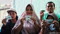 Warga yang hadir harus menunjukkan kupon bazar beras murah PBB.