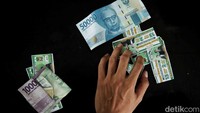 Paket bazar beras murah itu dijual Rp 13 ribu. Dengan harga murah itu masyarakat bisa mendapatkan dua kilogram beras premium.