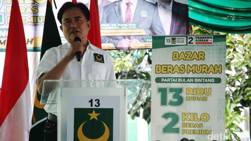 Partai Bulan Bintang (PBB) menggelar bazar beras murah di DPP PBB, Pancoran ,Jakarta Selatan, Senin (29/1/2024). Kegiatan itu dihadiri langsung oleh Ketum PBB Yusril Ihza Mahendra.