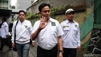 Yusril Ihza Mahendra juga menyapa warga yang hadir dalam bazar tersebut.
