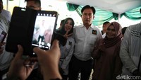 Yusril Ihza Mahendra juga melayani permintaan foto bersama warga.