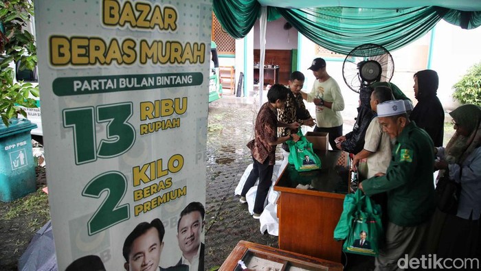 Dihadiri Yusril, PBB Gelar Bazar Beras Murah Partai Bulan Bintang (PBB) menggelar bazar beras murah di DPP PBB, Pancoran ,Jakarta Selatan, Senin (29/1/2024). Kegiatan itu dihadiri langsung oleh Ketum PBB Yusril Ihza Mahendra.