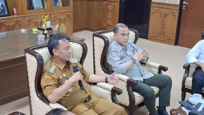 Direktur Jenderal Peternakan dan Kesehatan Hewan Kementerian Pertanian Dr. Ir. Nasrullah, M.Sc dan Penjabat Bupati Sumedang Herman Suryatman.