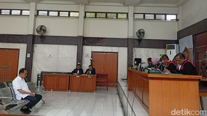 Dirut PT SMS Sarimuda saat menjalani sidang perdana di Pengadilan Tipikor Palembang, Senin (29/1/2024)