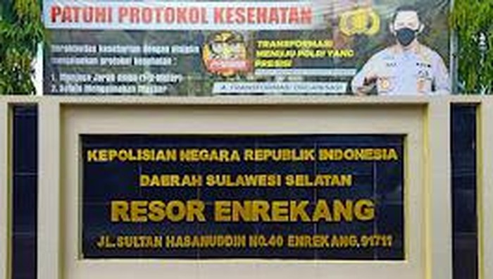 Kepala desa (Kades) di Kabupaten Enrekang, Sulawesi Selatan (Sulsel) mengeluhkan diwajibkan membeli pupuk non subsidi di kantor polisi.