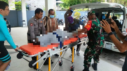 Evakuasi jenazah WN China di Pantai Jemeluk, Desa Purwakerti, Kecamatan Abang, Kabupaten Karangasem, Senin (29/1/2024). (dok. Polres Karangasem)