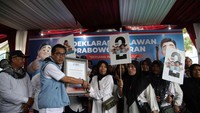 Ketua Forum Masyarakat Adat Buruh Bersatu Aida Hasan menerima piagam ucapan terima kasih dari Wakil Komandan Golf TKN Prabowo-Gibran Mangapul Silalahi usai melakukan deklarasi dukungan di depan kediaman Prabowo Subianto, Jakarta Selatan, Senin (29/1/2024).
