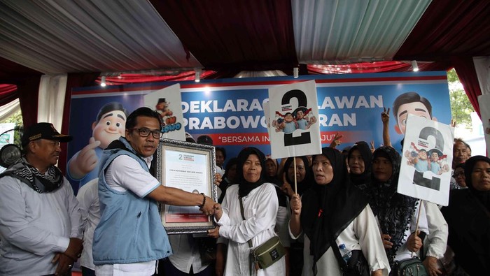 Forum Masyarakat Adat Buruh Bersatu mendatangi rumah Prabowo di Jakarta. Mereka menyatakan dukungan untuk Prabowo-Gibran di Pilpres 2024.