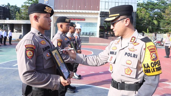 Foto: Kapolres Inhil saat melihat foto personel yang dipecat (Dok Polres Inhil)