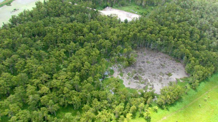 Gambaran Louisiana Sinkhole, sebuah lubang raksasa di Amerika Serikat yang timbul karena ulah manusia
