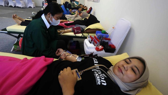 BCA Life dan Palang Merah Indonesia (PMI) menyelenggarakan CSR dalam bentuk kegiatan donor darah di Jakarta, Senin (29/1/2024). Kegiatan ini diikuti sekitar 100 karyawan.