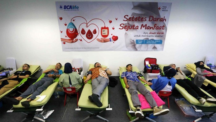 BCA Life dan Palang Merah Indonesia (PMI) menyelenggarakan CSR dalam bentuk kegiatan donor darah di Jakarta, Senin (29/1/2024). Kegiatan ini diikuti sekitar 100 karyawan.