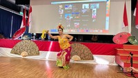 Tarian adat juga ditampilkan dalam acara kampanye ini.