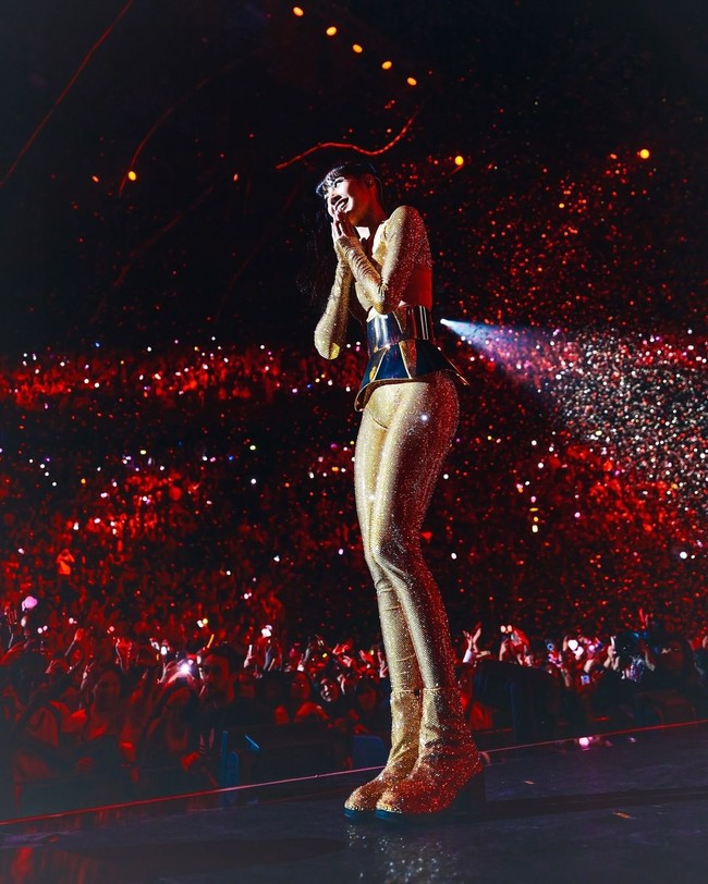 Dia memukau para penggemar yang datang dari mancanegara untuk melihat penampilan solonya. Pada Jumat (26/1/2024) waktu setempat, Lisa BLACKPINK mengguncang panggung Accor Arena menyanyikan LALISA dan MONEY. Foto: dok. Instagram @lalalalisa_m