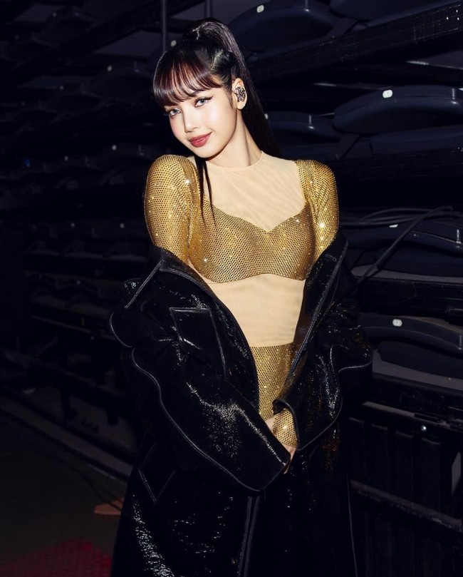 Di penghujung acara, saat sesi berfoto bersama, Lisa BLACKPINK terlihat mencolok karena penampil lainnya Stray Kids, Maroon 5, Pharrell Williams, J BALVIN, GIMS, hingga A$AP Rocky memakai baju monokrom. Penggemar pun menyorot momen Lisa BLACKPINK ditarik Presiden Prancis Emmanuel Macron dan Ibu Negara Brigitte Macron agar berpose di tengah. Foto: dok. Instagram @lalalalisa_m